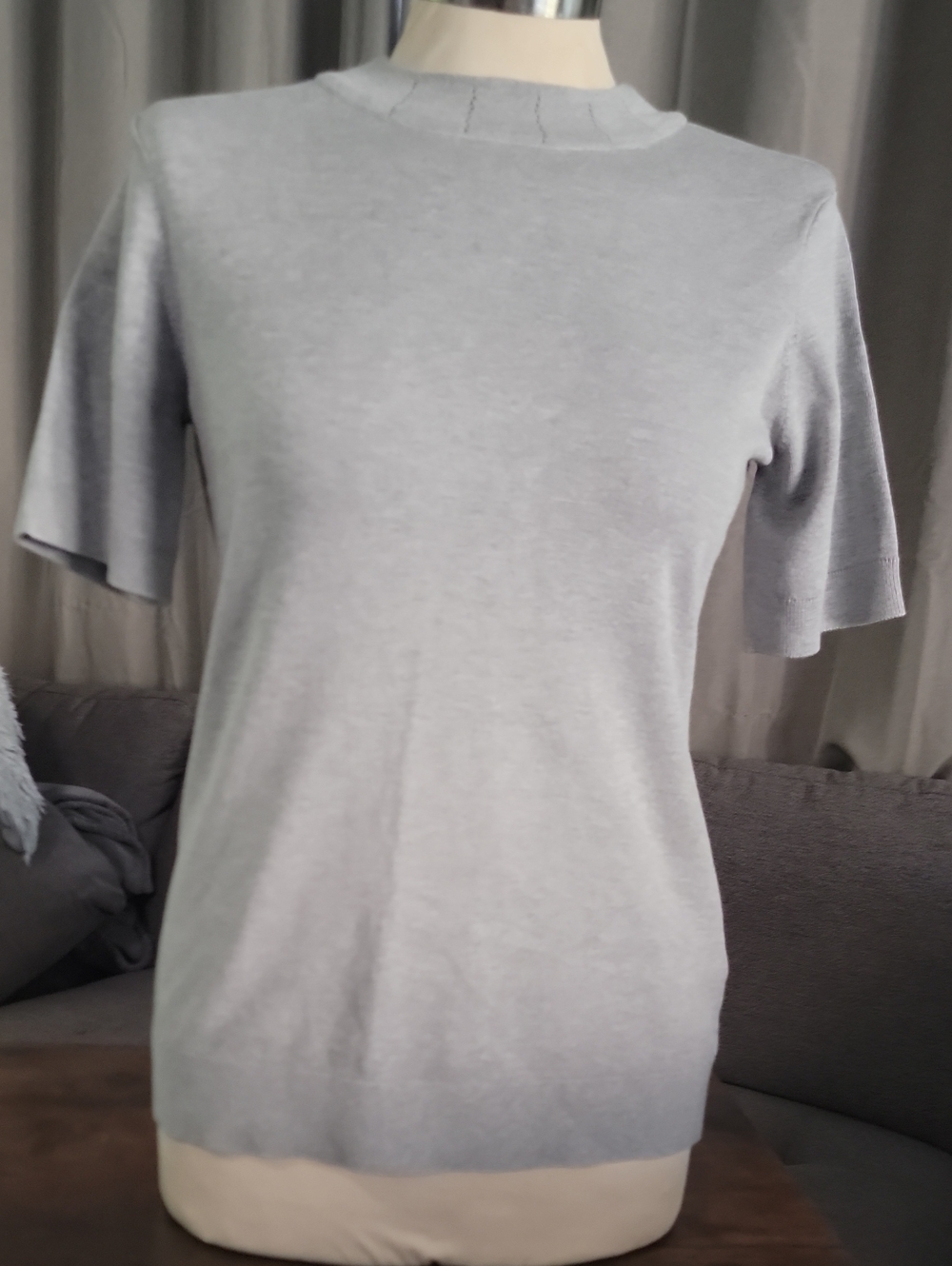 Isaac Mizrahi Light Gray Short Sleeve Knit Top